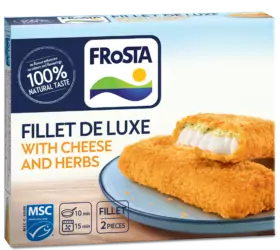 FRoSTA Filet De Luxe sajtos és fűszernövényes filé doboza, amelyen kék tányéron panírozott halfilé látható. Kiemelt 100%-ban természetes ízvilág.