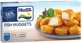Egy doboz FRoSTA Fish Nuggets ropogósra panírozott darabokkal, zöldfűszerekkel; a csomagoláson a 100%-os filé, az MSC és a FRoSTA logó szerepel.