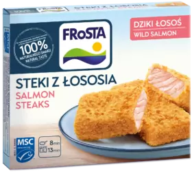 A FRoSTA lazacsteak dobozán panírozott vadlazacfilé látható, a csomagoláson kiemelt természetes összetevőkkel és főzési idővel.