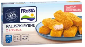 FRoSTA lazacos halrudacskák doboza, rajta aranyszínű rántott rudacskák rózsaszín lazaccal a belsejében; a csomagolás lengyel és angol nyelven.