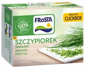Egy doboz FRoSTA fagyasztott metélőhagyma, egészben és apróra vágva egy fehér táblán. A csomagolás többnyelvű szöveggel és Clickbox zárással rendelkezik.