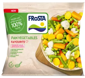 Egy csomag FRoSTA serpenyős zöldség egy tál vegyes FRoSTA fagyasztott zöldséggel. A csomag kiemeli a 100%-os ízt és a 7 perces előkészítést.