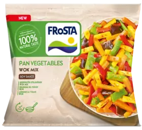 Egy csomag FRoSTA Pan Vegetables Wok Mix szójaszósszal; 100%-ban természetes ízű, 7 perces wokfőzési idővel feltüntetve.