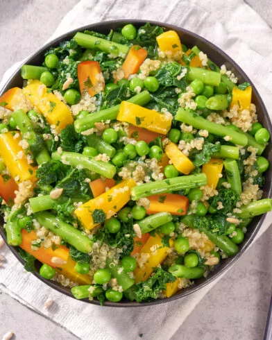 ZÖLDSÉGTÁL QUINOÁVAL ÉS ZÖLDSÉGEKKEL