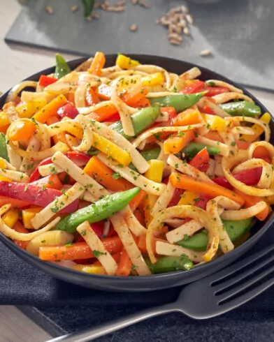 ZÖLDSÉGTÁL BORSÓTÉSZTÁVAL ÉS ZÖLDSÉGEKKEL