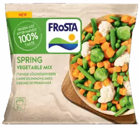 A FRoSTA Tavaszi zöldségkeverék csomagján egy tál vegyes zöldség - sárgarépa, borsó, karfiol, kelbimbó - látható bézs színű, zöld akcentussal díszített tálon.