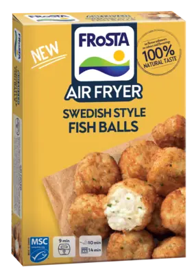 Egy doboz FRoSTA Air Fryer svéd stílusú halgolyó, termékképpel, főzési időkkel, MSC-címkével és az „új” jelöléssel. A felnyitott golyó belsejében fűszeres fehérhal-töltelék látható.