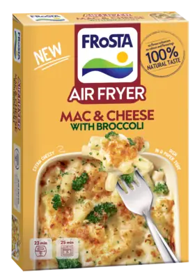 Egy doboz FRoSTA „Air Fryer Mac & Cheese with Broccoli” – sajtos tésztával, brokkolival, egy villával és a csomagoláson feltüntetett 100%-ban természetes ízzel.