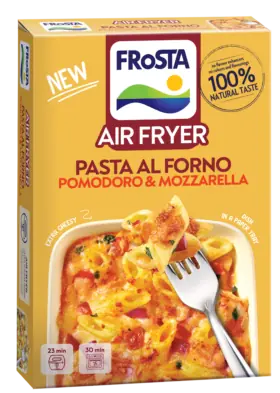 Egy sárga FRoSTA Air Fryer Pasta al Forno dobozon sajtos tészta és paradicsom látható egy tálban. A termék kiemelt jellemzői közé tartozik a 100%-ban természetes íz, valamint a pomodoro és mozzarella ízvilág.